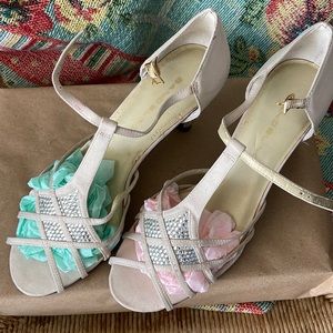 Bandolino satin and rhinestone accent shoe